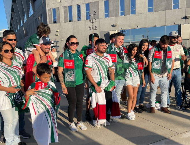 Imagen de un grupo de aficionados usando las camisetas con la marca de Wells Fargo y de la Selección Nacional de México.